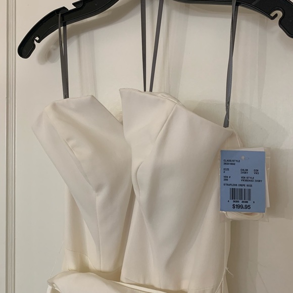 NEW Vera Wang Ivory Strapless David’s Bridal dress - Picture 2 of 8
